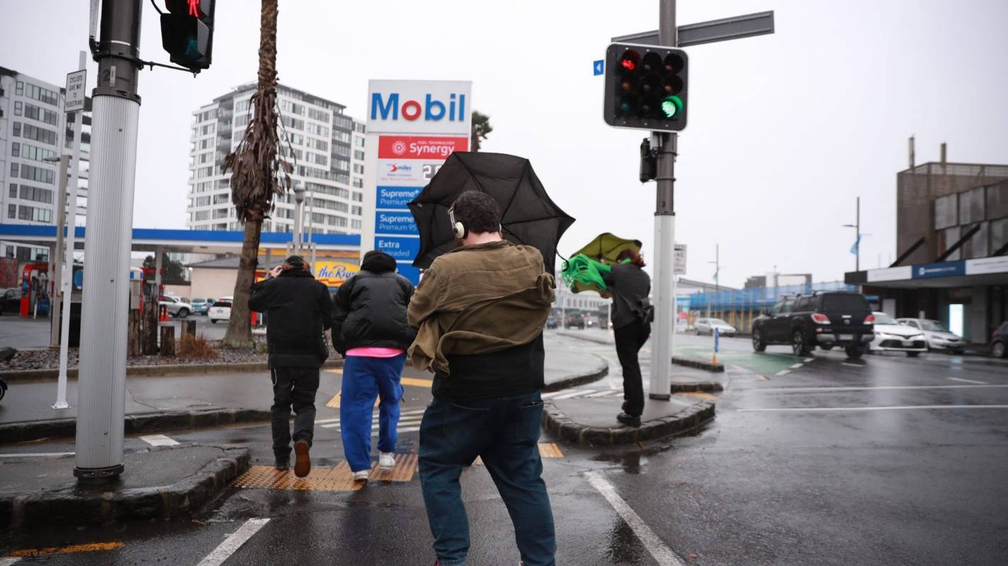 Weather: Power out in parts of Auckland, heavy rain moves south