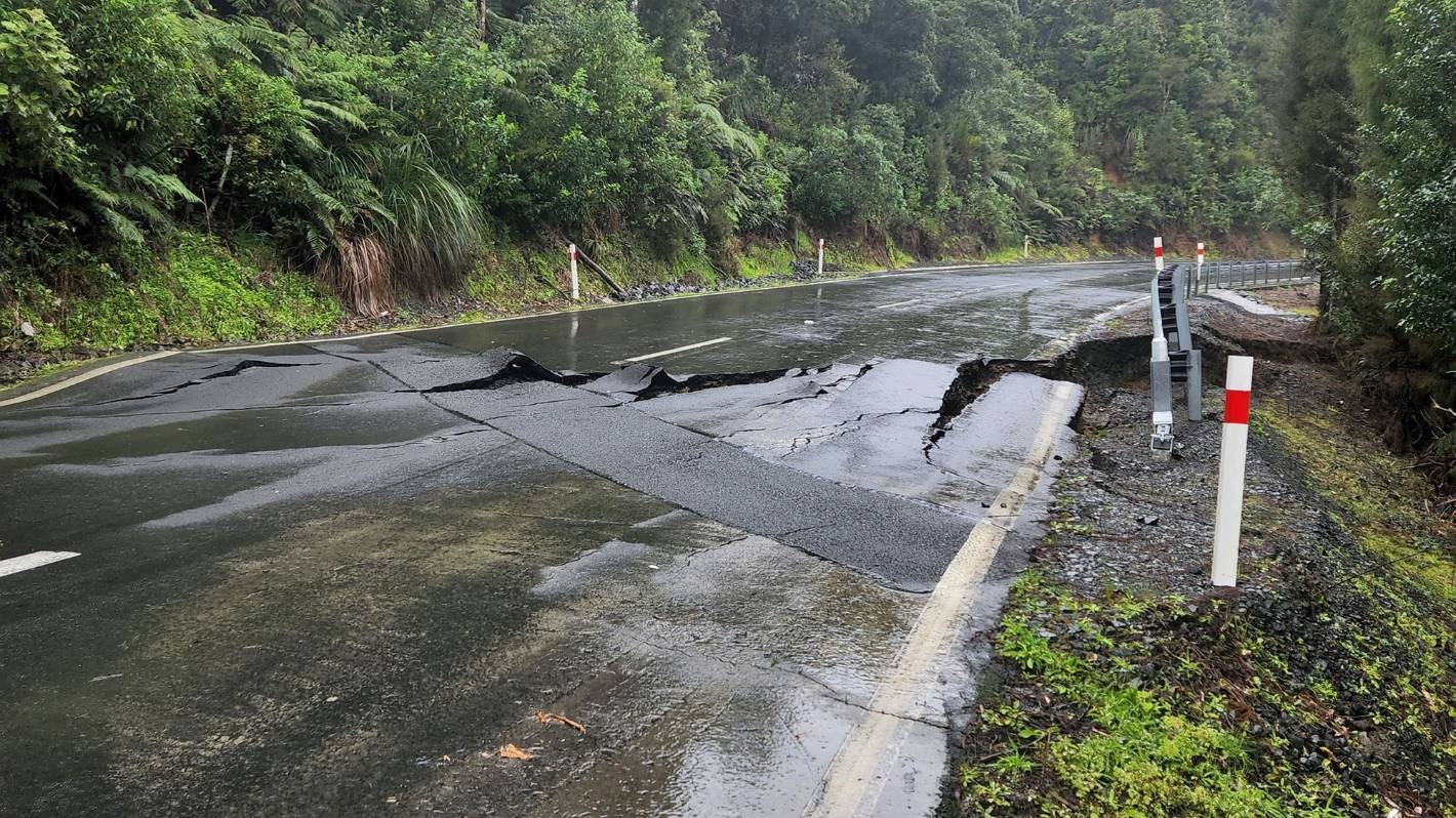 SH1 closure, flooding force Northland locals to get creative