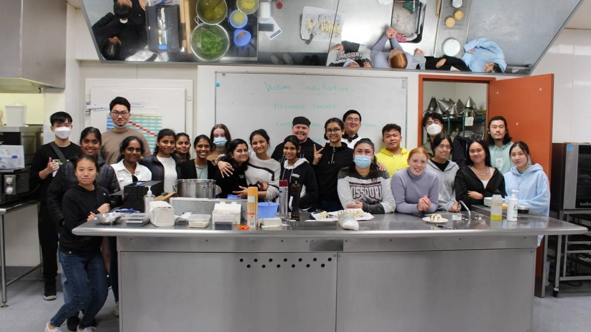 Northland’s International students enjoy classic Kiwi meal – but what is New Zealand’s traditional food culture?