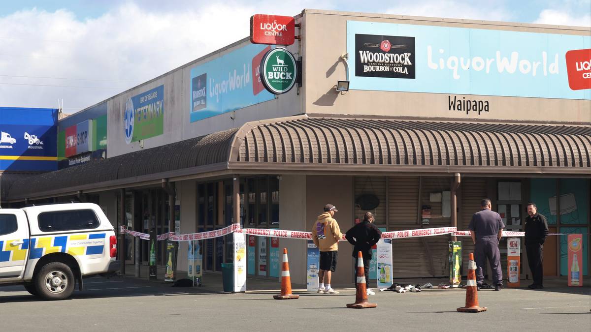 Teen arrested after Waipapa liquor store ram-raid