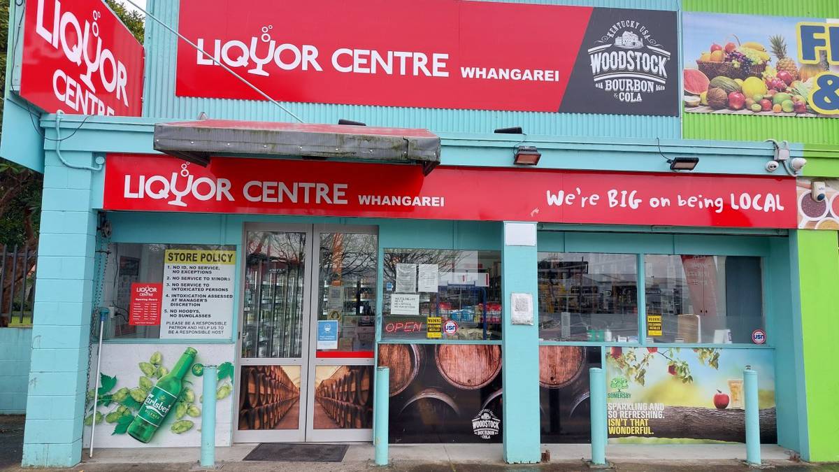 Whangārei liquor store robbed by group of youths wielding axe, hammer