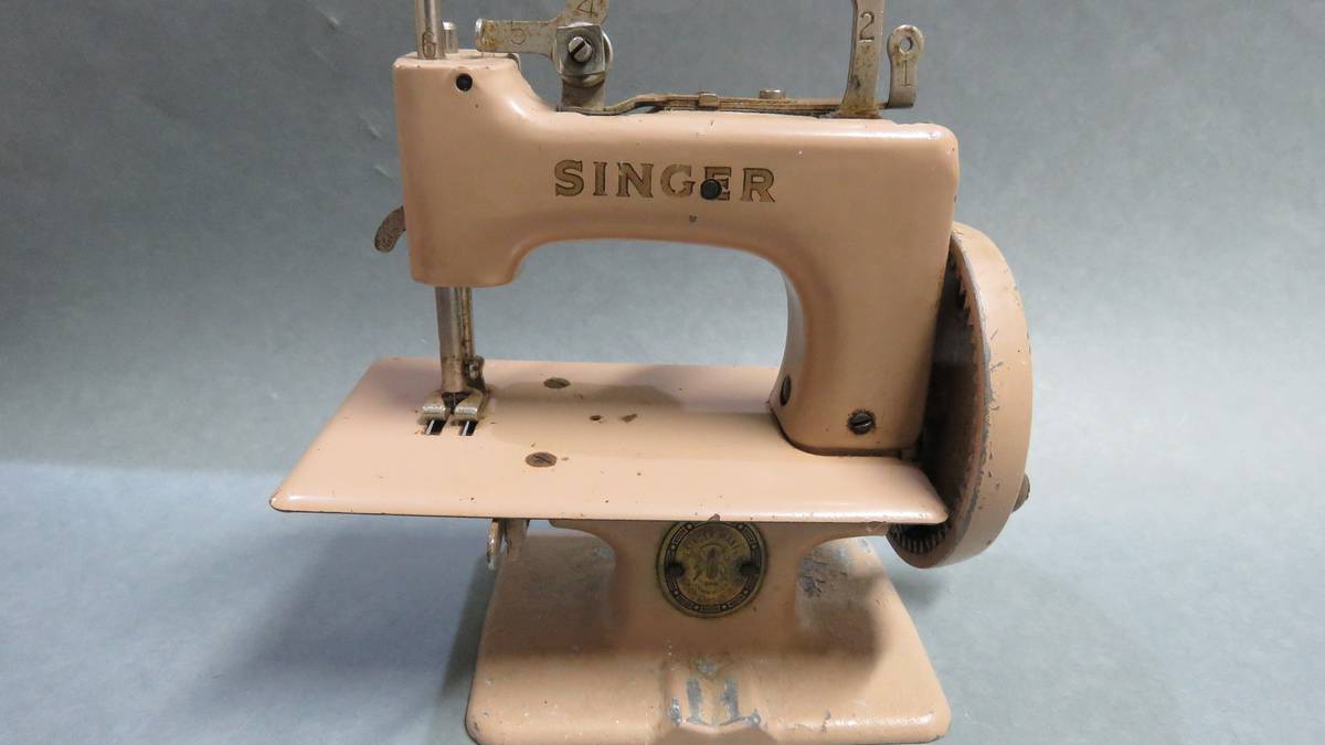 Our Treasures: Singer toy sewing machine a stitch in time