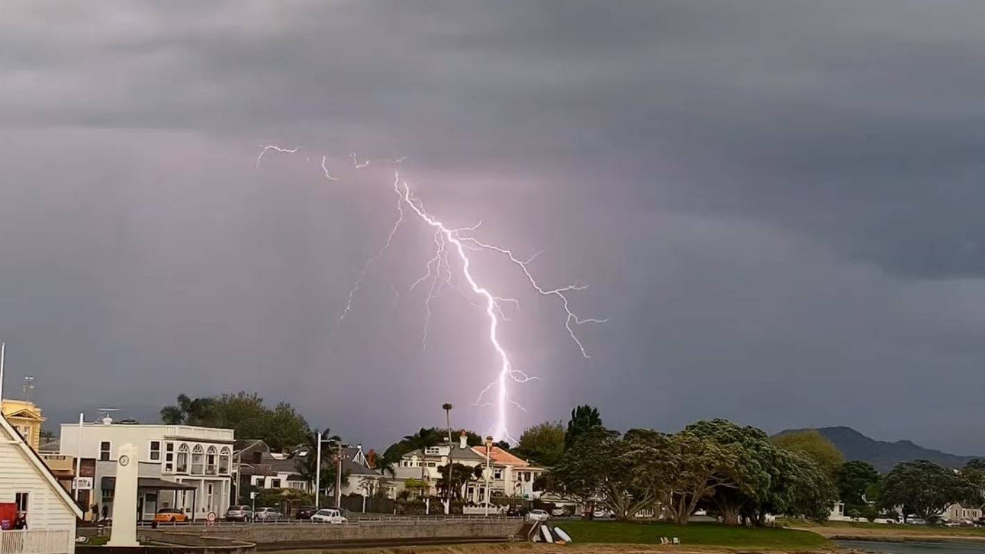 3300 lightning strikes across the North Island overnight, 44 in Auckland