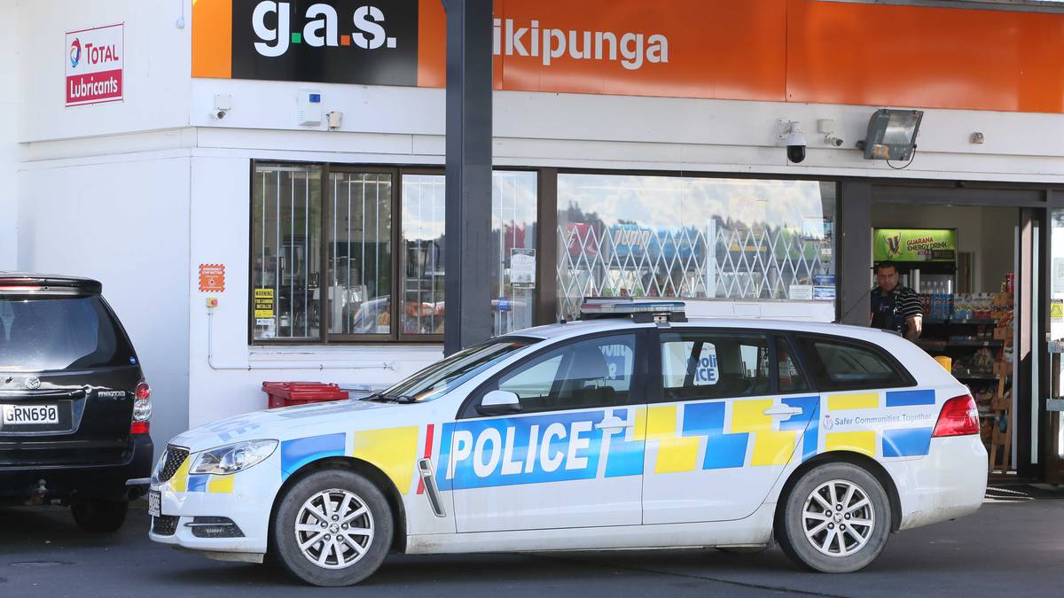 Whangārei service station robbed by hammer-wielding thieves