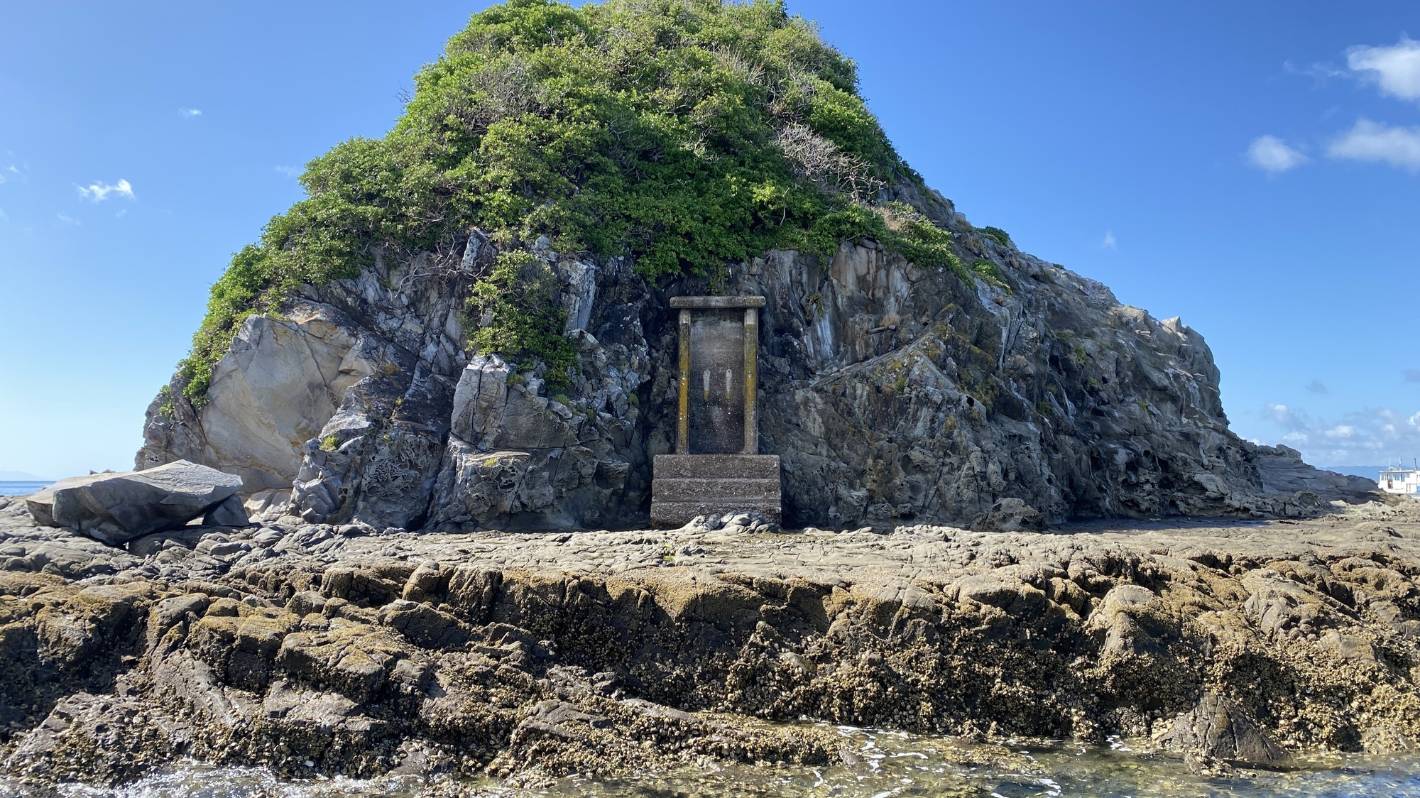 Residents shine light on mysterious Whangārei island door