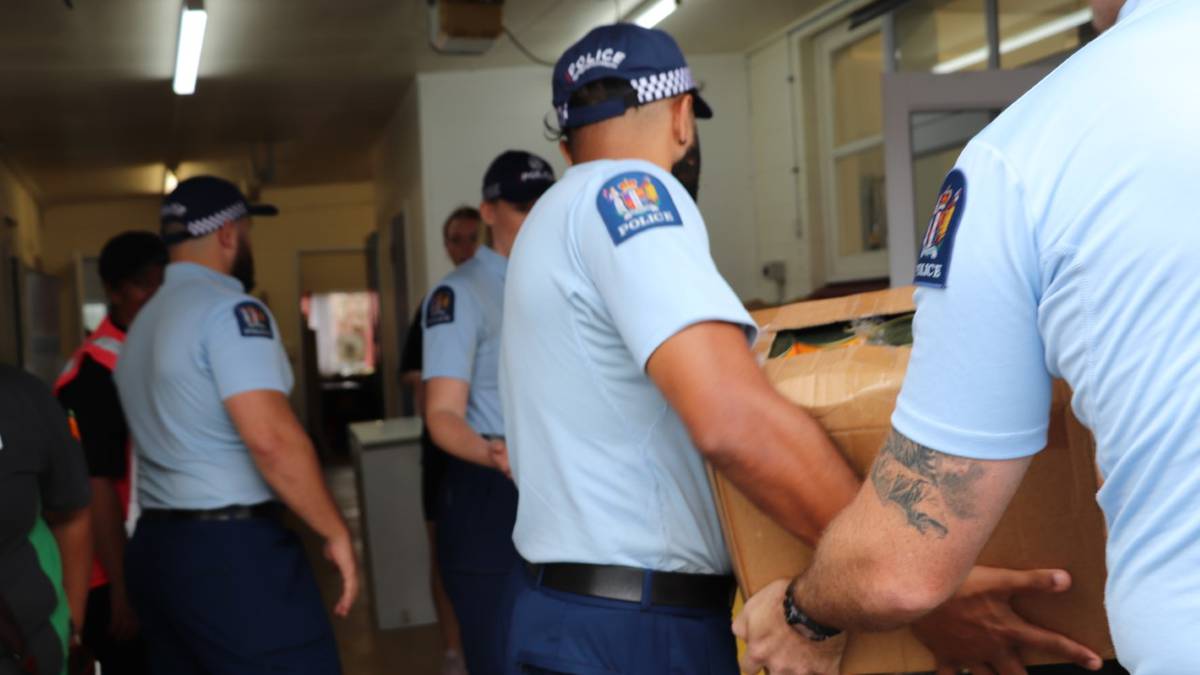 Police in Waitangi help distribute donated food to local marae
