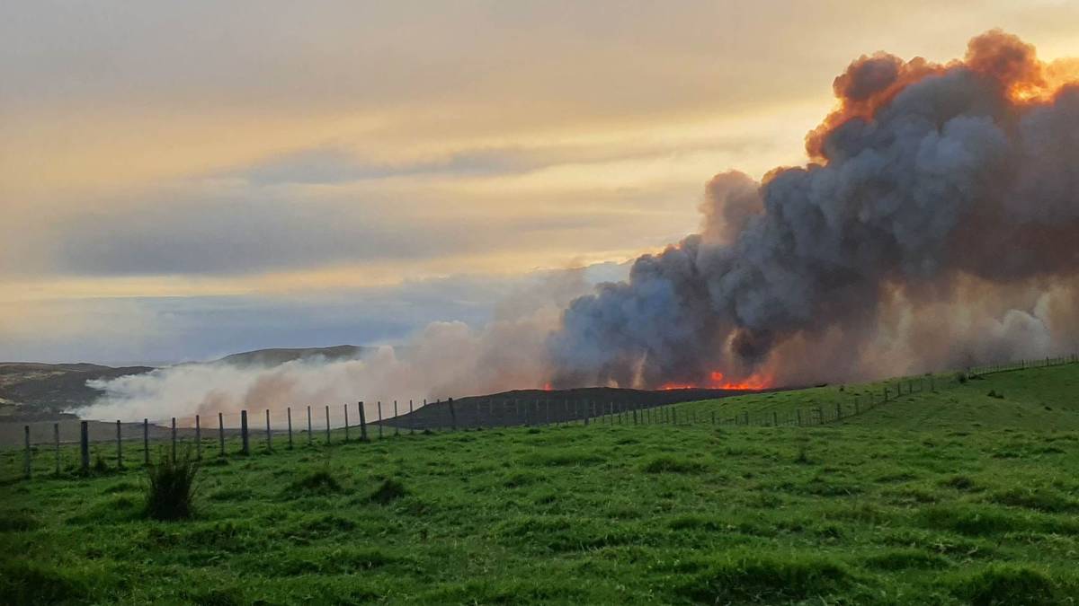 Cape Rēinga fire: SH1 closed, campground evacuated, 10 helicopters fighting to stop spread