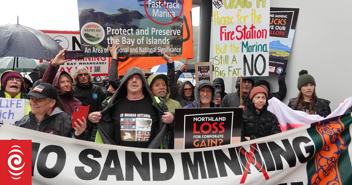 Protesters confront Resources Minister Shane Jones in Whangārei over fast-track projects